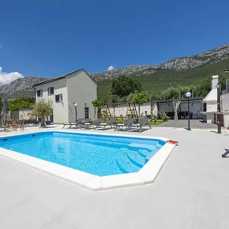 Вілла Viewpoint With Heated Pool & Sew View Каштела