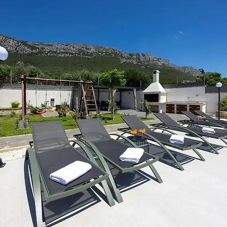 Villa Viewpoint With Heated Pool & Sew View Kaštela